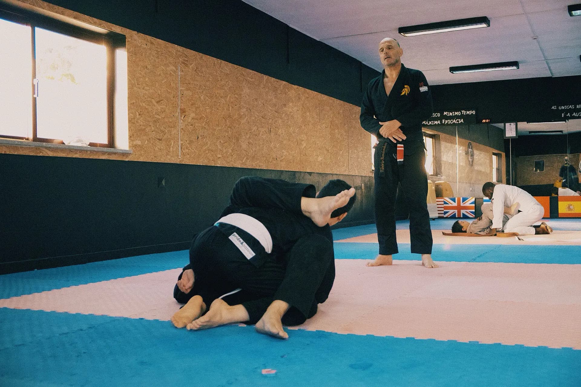 Treino de Jiu-Jitsu no tatami da Lusitanos, em Viseu — professor e alunos