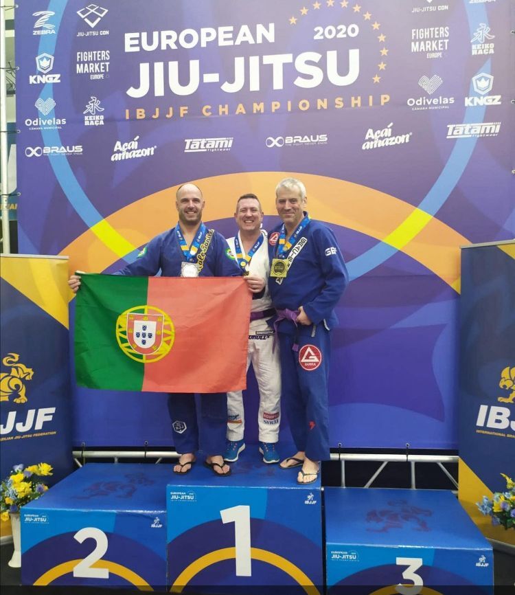 Tibério Bordonhos no pódio do Campeonato Europeu IBJJF de Jiu-Jitsu com a bandeira de Portugal, 2020