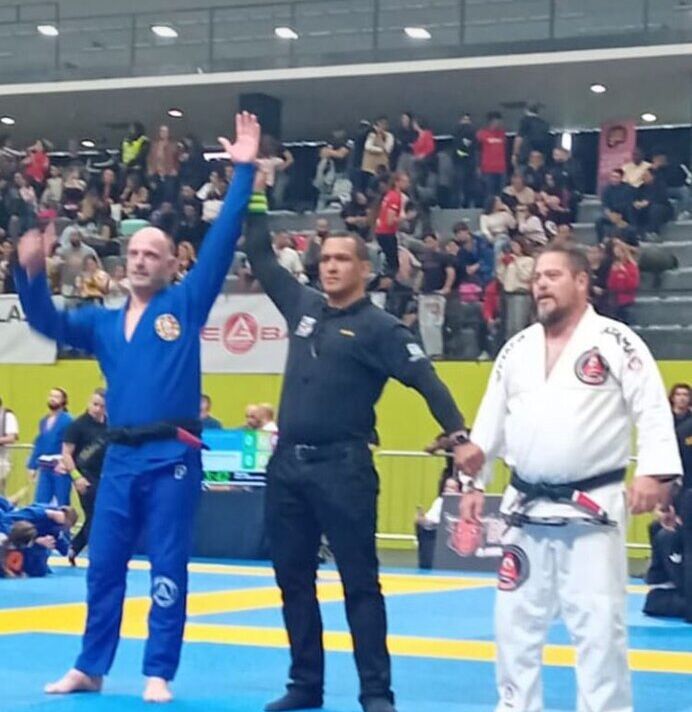 Tibério Bordonhos a ser declarado vencedor, sagrando-se campeão nacional de Jiu-Jitsu em 2024